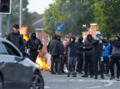 Perché a Belfast è esplosa la violenza anti-immigrati dopo un attacco con coltello?