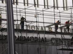 I lavoratori rimuovono il nome di Trump dal Kennedy Center dopo la sentenza del tribunale