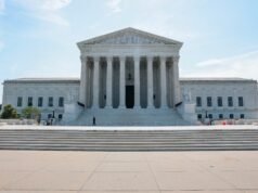 La Corte Suprema degli Stati Uniti sostiene la politica di Trump sui diritti dei titolari della carta verde