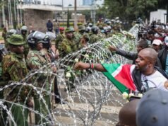 I gruppi per i diritti del Kenya affermano che i manifestanti sono stati trovati abbandonati e torturati dopo gli arresti