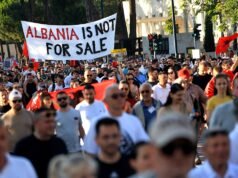 I manifestanti albanesi invadono le strade chiedendo le dimissioni del primo ministro tra le accuse di corruzione