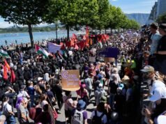 Migliaia di persone protestano mentre Trump e gli altri leader mondiali si incontrano per il vertice del G7