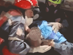 Squadre di soccorso americane tirano fuori un bambino vivo dalle macerie in Venezuela, pochi giorni dopo due devastanti terremoti gemelli