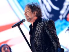 I fan fischiano e se ne vanno a metà concerto dei Black Crowes dopo che il cantante Chris Robinson si prende gioco del canto “USA” della folla della Florida