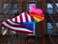 Le bandiere del Long Island Pride suscitano polemiche per essere state esposte accanto agli striscioni tributo dei veterani