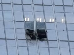 Un piccolo aereo si schianta contro l’edificio più alto di Pechino