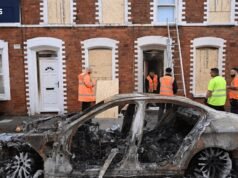 Le scene brutte per le strade di Belfast attingono alla rabbia ribollente di un pubblico stufo