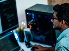 Il lavoratore indiano H-1B ha pagato il CEO indiano per un lavoro negli Stati Uniti