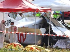 Le famiglie guardano con orrore lo schianto dell’aereo di paracadutismo in Francia, uccidendo tutti gli 11 a bordo