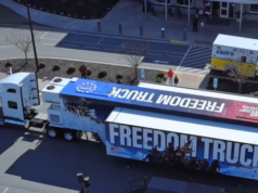 La città del Massachusetts annulla la visita del “camion della libertà” di PragerU