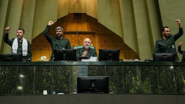 La linea dura dell’Iran dietro l’accordo americano avverte che Teheran non onorerà l’accordo se Trump non riuscirà a mantenere i risultati La linea dura dell’Iran dietro l’accordo americano avverte che Teheran non onorerà l’accordo se Trump non riuscirà a mantenere i risultati