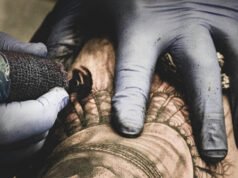 Il negozio di tatuaggi della Florida si arrabbia per aver definito i militari “criminali di guerra”