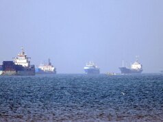 Il colosso dei trasporti marittimi avverte che il caos nello Stretto di Hormuz è una “nuova normalità” mentre Teheran sposta 4 milioni di barili