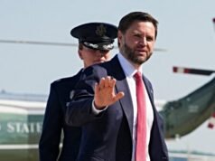 Vance sbarca in Svizzera per i colloqui con l’Iran mentre le tensioni sullo Stretto di Hormuz aumentano