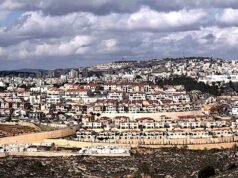 Funzionario israeliano afferma che le sanzioni dell’UE rivelano l’antisemitismo nascosto dietro “maschera socialmente accettabile”