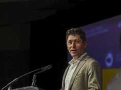 Il sindaco democratico di Minneapolis revoca il divieto degli stabilimenti balneari per gay