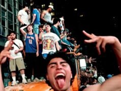I Victorious Knicks di New York consegnano la Coppa del Mondo FIFA ai margini