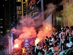 I tifosi dei Knicks accendono gli autobus e accendono i fuochi d’artificio dopo la vittoria dell’NBA