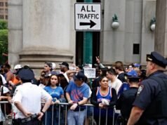 Il caos scoppia dopo che i fan indignati dei Knicks sono stati intrappolati nelle stazioni della metropolitana dalla polizia di New York