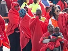 Il governatore spagnolo consola i nativi: i migranti sono “più sani” di voi