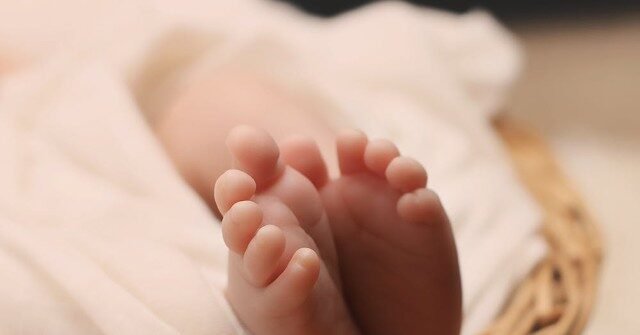newborn-baby-feet-basket-pexels-640x335.jpg