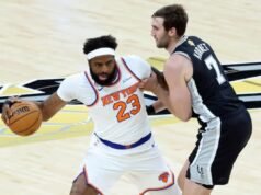 Mitchell Robinson è stato solido fuori dalla panchina nella vittoria in Gara 1 dei Knicks, ma rimane il mistero sull’infortunio alla mano