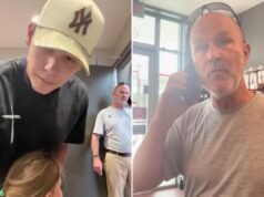I poliziotti hanno chiamato il papà che portava le figlie piccole nel bagno delle donne, ma le mamme si sono lanciate in sua difesa