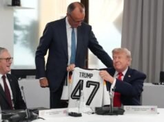 Il Cancelliere tedesco regala a Trump una maglia da calcio “TRUMP 47” come regalo di compleanno in ritardo al vertice del G7