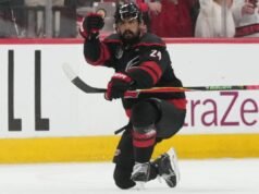 La linea superiore arriva alla grande durante gli straordinari per portare gli Hurricanes alla vittoria in Gara 2 e pareggiare la finale della Stanley Cup