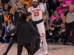 Un fan che si fa selfie fa irruzione in campo nella surreale scena della prima partita delle finali NBA