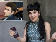 Luigi Mangione Fanghoul, dato il distintivo della stampa di New York, scatta volgarmente al fotografo del Post per il suo “giornalismo”