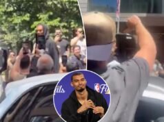 Uno sciame di tifosi chiassosi dei Knicks riempie la strada per deridere gli Spurs, Wemby fuori dall’hotel della squadra: “Preparati ad andare a giocare a golf”