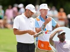 Scottie Scheffler è stato sorpreso ad arrabbiarsi con il caddy dopo aver colpito la palla in acqua al Memorial