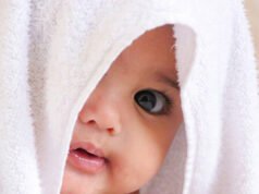 Coppia in scambio di fecondazione in vitro raggiunge un accordo con i genitori biologici per tenere il bambino