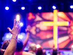 Ragazza allontanata dalla chiesa, dalla Bibbia e dagli amici cristiani dal giudice di Portland attende la sentenza della corte d’appello