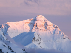 GUARDA – La guida sherpa scomparsa sul Monte Everest sopravvive per giorni senza ossigeno extra: “Un miracolo”