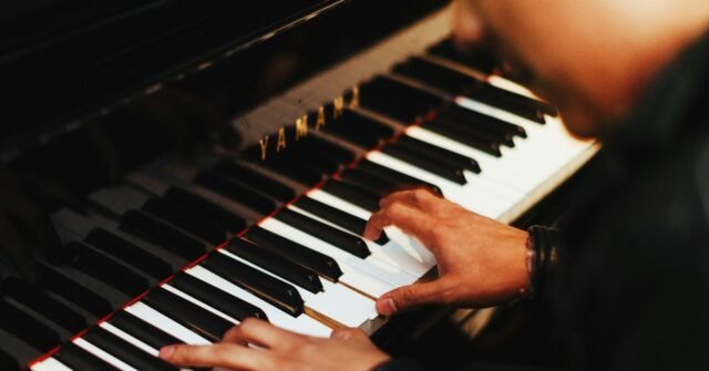 piano-player-640x335.jpg