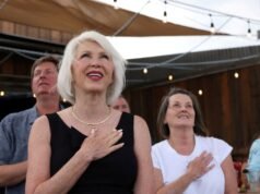 L’ex impiegata elettorale Tina Peters rilasciata dopo la campagna di pressione di Trump