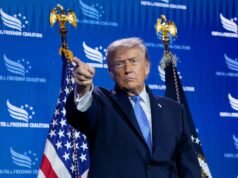 Dopo le primarie progressiste vinte negli Stati Uniti, Trump prende di mira i “comunisti senza Dio”