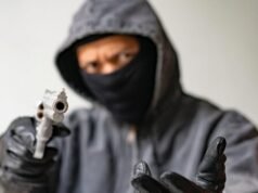 Il veterano della marina combatte quattro aggressori incappucciati