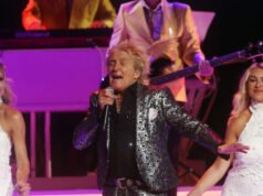 Il rocker Rod Stewart è stato visto prendere ossigeno dopo essere quasi svenuto durante un concerto nello Utah