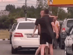 GUARDA: Scoppiano scontri alle stazioni di servizio russe mentre Putin ammette la carenza di carburante
