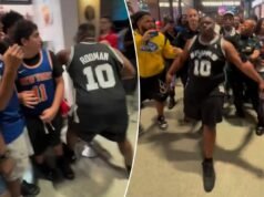 Un tifoso degli Spurs con la maglia di Dennis Rodman cerca di combattere contro tutti i sostenitori dei Knicks alla Penn Station