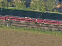 L’incidente di due treni lascia le vittime insanguinate mentre le squadre di emergenza si precipitano sulla scena caotica: rapporto