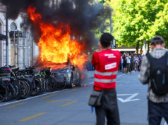La protesta anti-G7 diventa violenta mentre i manifestanti danno fuoco a Tesla e distruggono le finestre degli uffici delle Nazioni Unite