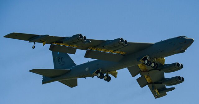 valentin-karisch-B-52-Stratofortress-unsplash-640x335.jpg
