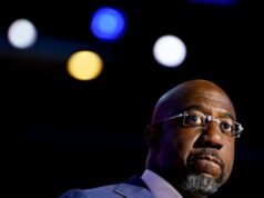 Il senatore Raphael Warnock dice alla sinagoga di Los Angeles: la Chiesa nera è “omofobica” e la transfobia è “violenza contro la divinità”