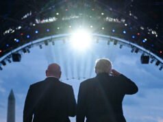 Il presidente Trump e il boss dell’UFC Dana White Stage Epic Oval Office escono verso la libertà 250