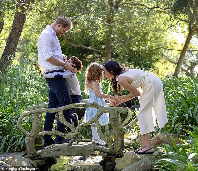 109633551-15969049-Prince_Harry_may_not_bring_his_wife_and_children_to_Britain_next-a-15_1783707131933.jpg