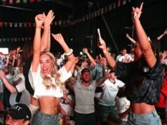 Milioni di persone lasceranno presto il lavoro per tifare l’Inghilterra contro la Repubblica Democratica del Congo nella prima partita a eliminazione diretta della Coppa del Mondo mentre affondano 3,5 milioni di GALLONI di birra